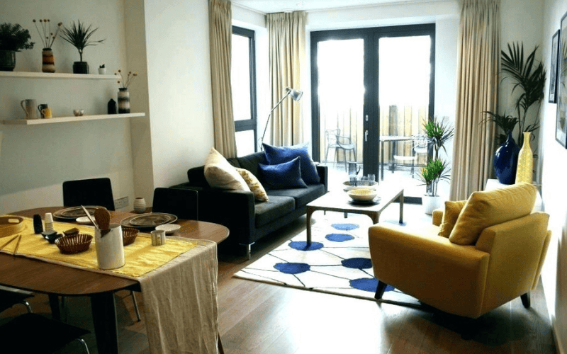 nowoczesny-salon-z-jadalnia-zolto-niebieskie