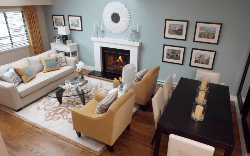 salon-poloczony-z-jadalnia-i-kominkiem